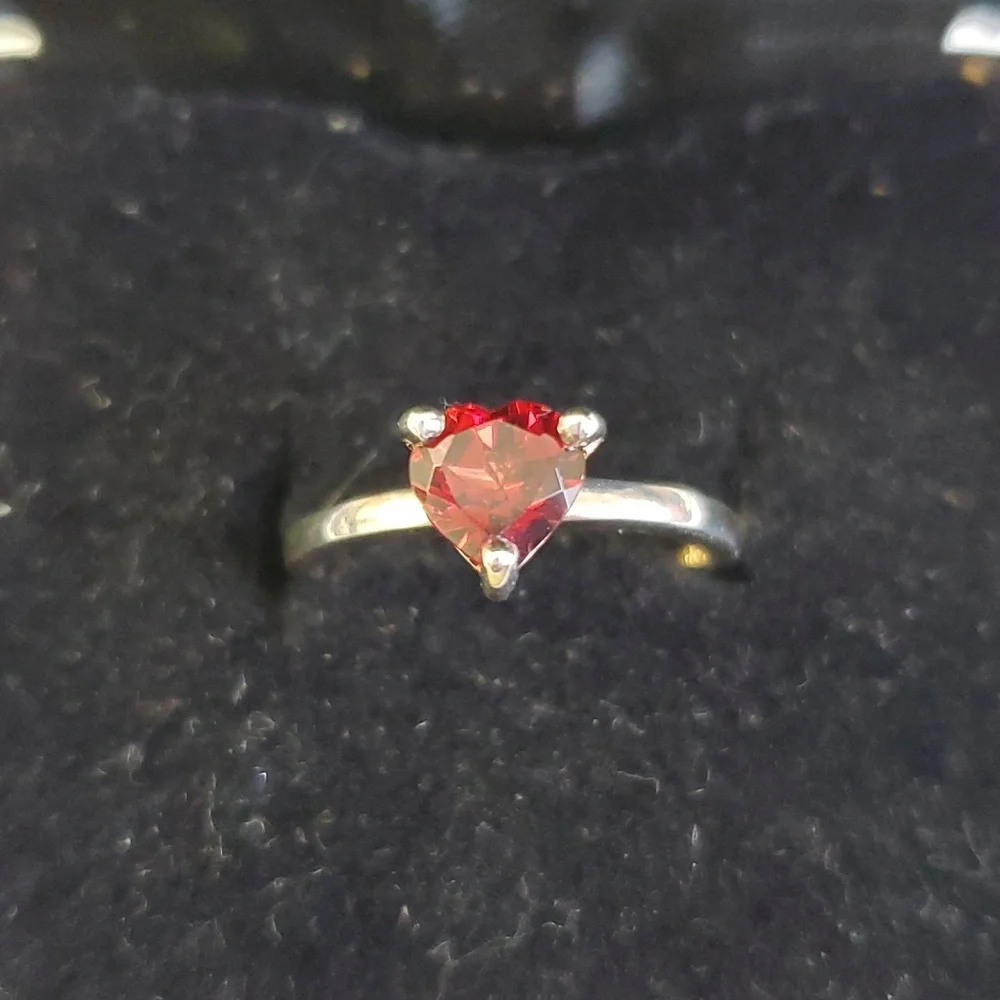 Sterling Silver 925 Garnet Ring – A Heartfelt Sparkle